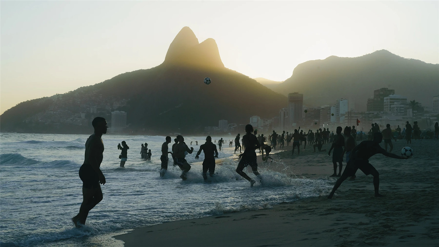 复古情绪美学人像旅拍摄影灰尘划痕胶片颗粒覆盖纹理Lightroom调色预设 Meridian: Ain-Raadik Tide Preset 插件预设 第10张-素材湾丨精选海外优质设计素材资源 复古情绪美学人像旅拍摄影灰尘划痕胶片颗粒覆盖纹理Lightroom调色预设 Meridian: Ain-Raadik Tide Preset 插件预设 sucaiwan.com