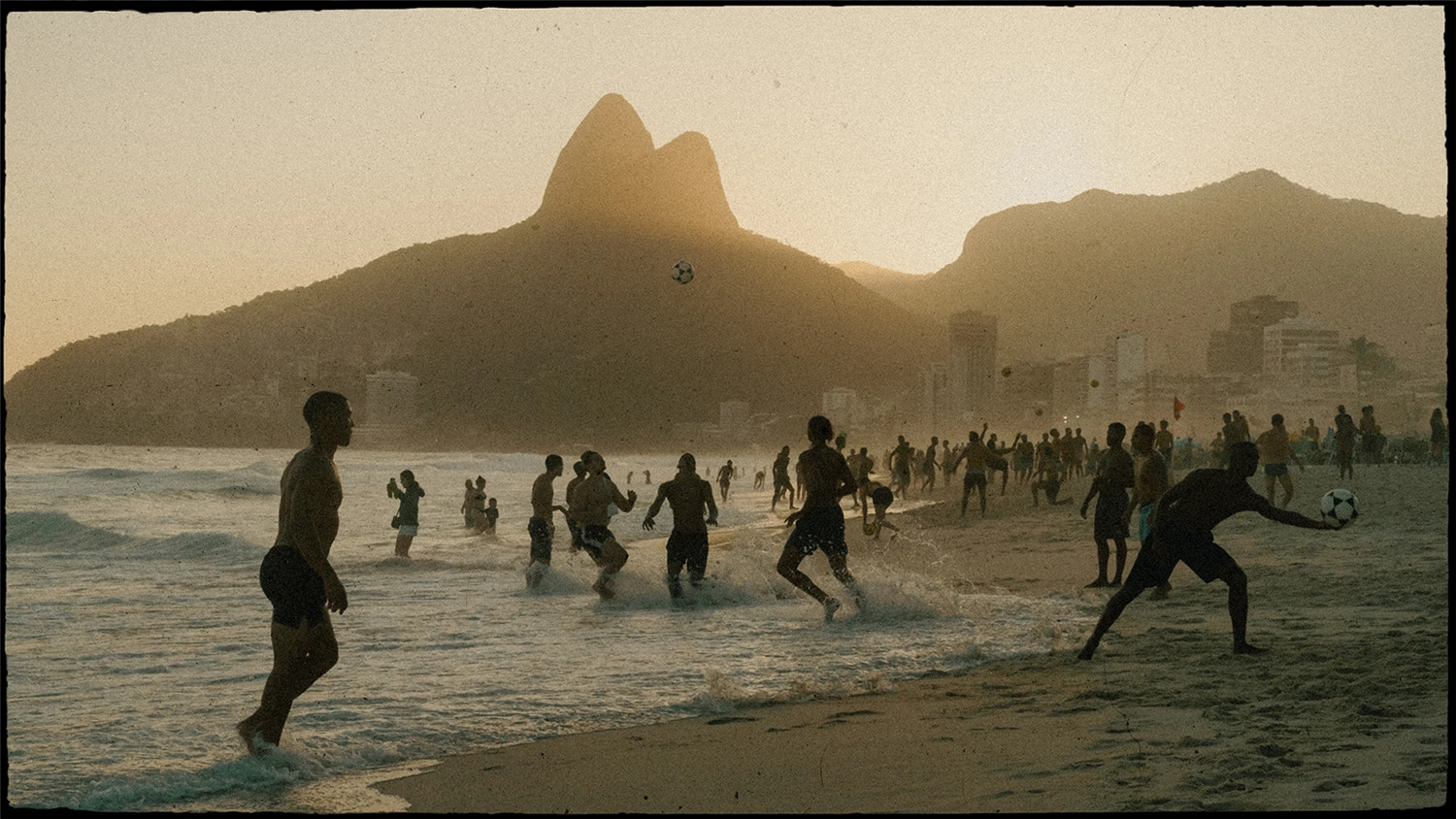 复古情绪美学人像旅拍摄影灰尘划痕胶片颗粒覆盖纹理Lightroom调色预设 Meridian: Ain-Raadik Tide Preset 插件预设 第11张-素材湾丨精选海外优质设计素材资源 复古情绪美学人像旅拍摄影灰尘划痕胶片颗粒覆盖纹理Lightroom调色预设 Meridian: Ain-Raadik Tide Preset 插件预设 sucaiwan.com