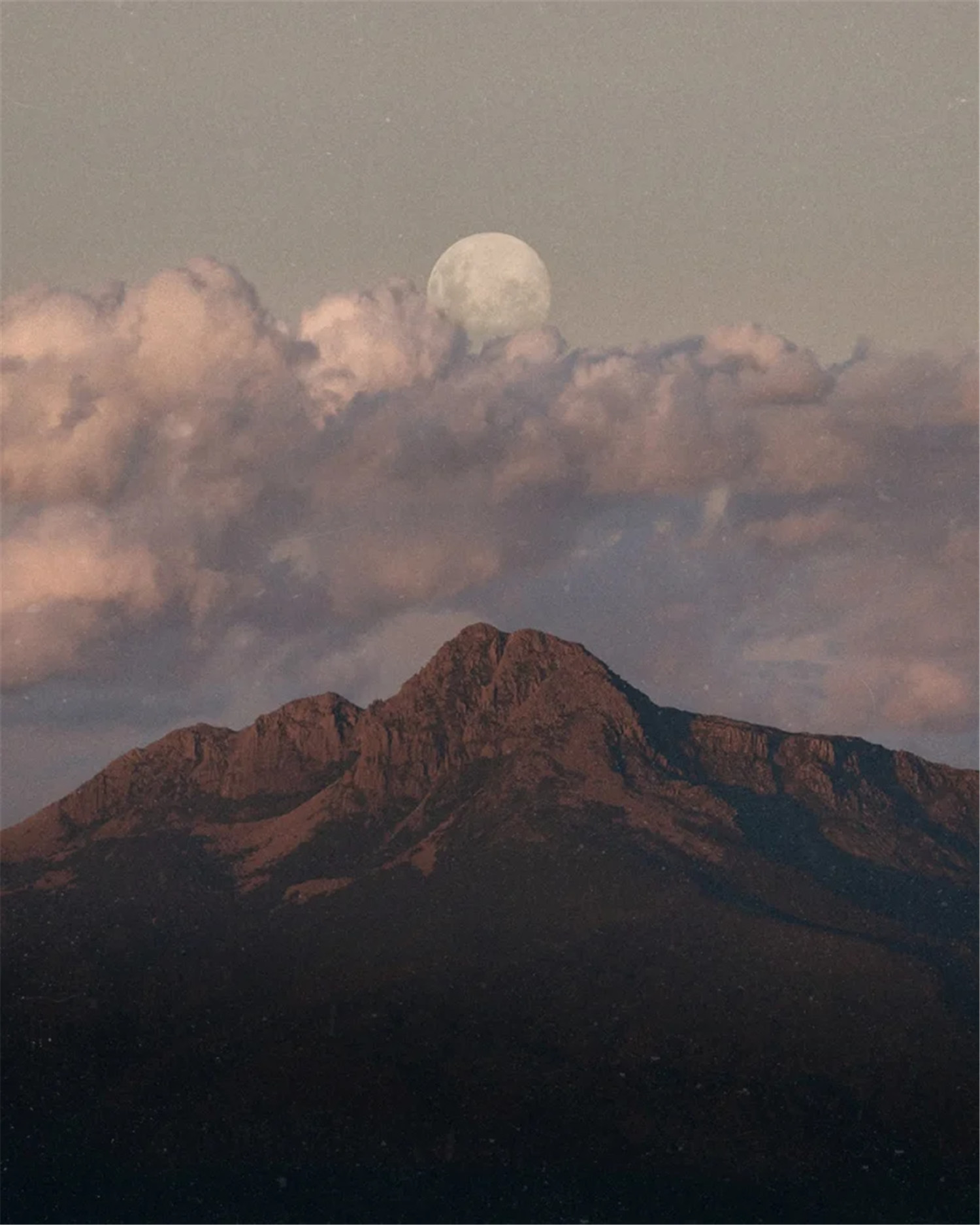 复古情绪美学人像旅拍摄影灰尘划痕胶片颗粒覆盖纹理Lightroom调色预设 Meridian: Ain-Raadik Tide Preset 插件预设 第13张-素材湾丨精选海外优质设计素材资源 复古情绪美学人像旅拍摄影灰尘划痕胶片颗粒覆盖纹理Lightroom调色预设 Meridian: Ain-Raadik Tide Preset 插件预设 sucaiwan.com