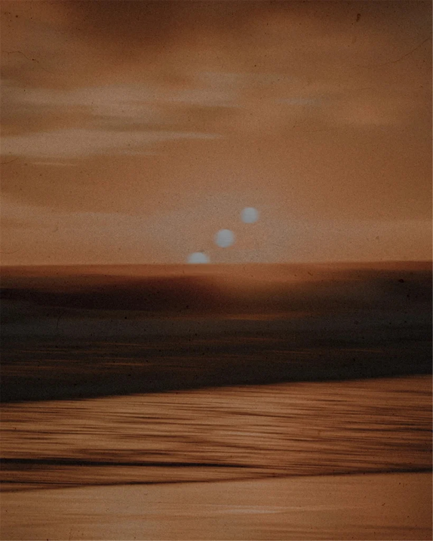 复古情绪美学人像旅拍摄影灰尘划痕胶片颗粒覆盖纹理Lightroom调色预设 Meridian: Ain-Raadik Tide Preset 插件预设 第20张-素材湾丨精选海外优质设计素材资源 复古情绪美学人像旅拍摄影灰尘划痕胶片颗粒覆盖纹理Lightroom调色预设 Meridian: Ain-Raadik Tide Preset 插件预设 sucaiwan.com