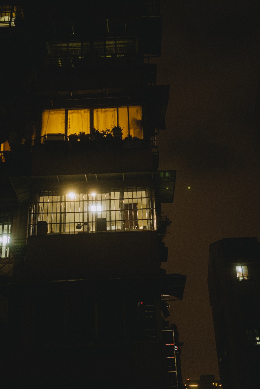 GxAce 22个复古胶片模拟街头夜间摄影高调明亮超暗场景电影人文风景扫街LR预设 GxAce – “Sodium Vaporwave” Lightroom Preset Pack 插件预设 sucaiwan.com