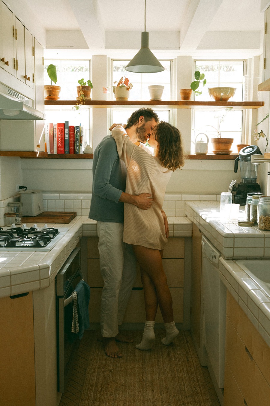 Phil Chester 13个复古35MM胶片美学时尚怀旧电影暖色调人像风光扫街写真LR预设 The DayDreamer Pack Lightroom + ACR Presets 插件预设 第6张-素材湾丨精选海外优质设计素材资源 Phil Chester 13个复古35MM胶片美学时尚怀旧电影暖色调人像风光扫街写真LR预设 The DayDreamer Pack Lightroom + ACR Presets 插件预设 sucaiwan.com