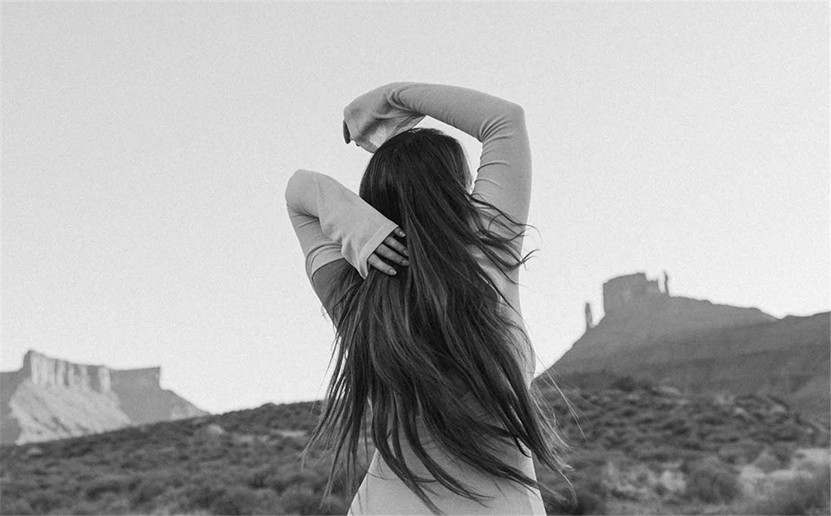 《瞬》真实情绪风格低像素氛围美感捕捉艺术摄影动态模糊效果LR预设 Meridian - Drift Motion Blur Lightroom Presets by India Earl 插件预设 第2张-素材湾丨精选海外优质设计素材资源 《瞬》真实情绪风格低像素氛围美感捕捉艺术摄影动态模糊效果LR预设 Meridian - Drift Motion Blur Lightroom Presets by India Earl 插件预设 sucaiwan.com