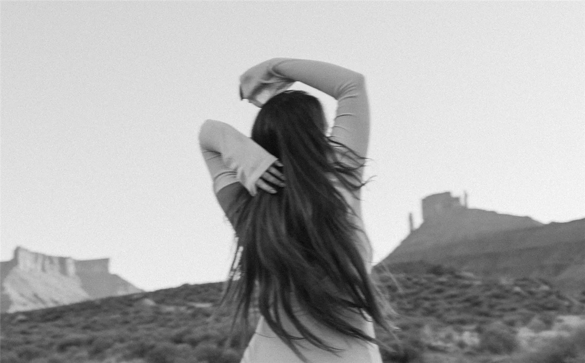 《瞬》真实情绪风格低像素氛围美感捕捉艺术摄影动态模糊效果LR预设 Meridian - Drift Motion Blur Lightroom Presets by India Earl 插件预设 第3张-素材湾丨精选海外优质设计素材资源 《瞬》真实情绪风格低像素氛围美感捕捉艺术摄影动态模糊效果LR预设 Meridian - Drift Motion Blur Lightroom Presets by India Earl 插件预设 sucaiwan.com