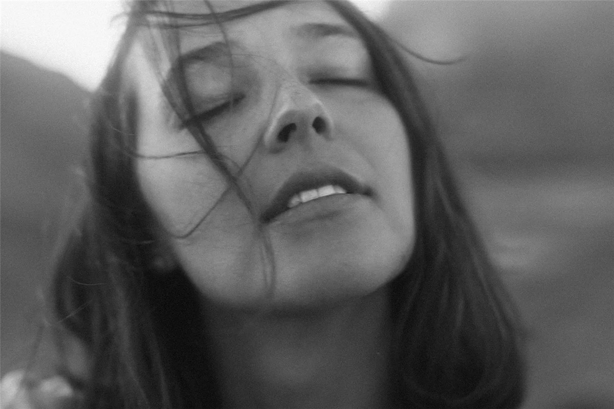 《瞬》真实情绪风格低像素氛围美感捕捉艺术摄影动态模糊效果LR预设 Meridian - Drift Motion Blur Lightroom Presets by India Earl 插件预设 第7张-素材湾丨精选海外优质设计素材资源 《瞬》真实情绪风格低像素氛围美感捕捉艺术摄影动态模糊效果LR预设 Meridian - Drift Motion Blur Lightroom Presets by India Earl 插件预设 sucaiwan.com