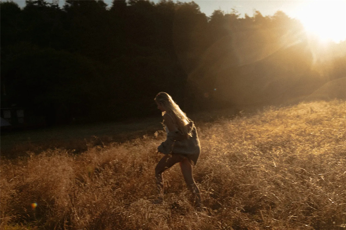 《瞬》真实情绪风格低像素氛围美感捕捉艺术摄影动态模糊效果LR预设 Meridian - Drift Motion Blur Lightroom Presets by India Earl 插件预设 第9张-素材湾丨精选海外优质设计素材资源 《瞬》真实情绪风格低像素氛围美感捕捉艺术摄影动态模糊效果LR预设 Meridian - Drift Motion Blur Lightroom Presets by India Earl 插件预设 sucaiwan.com