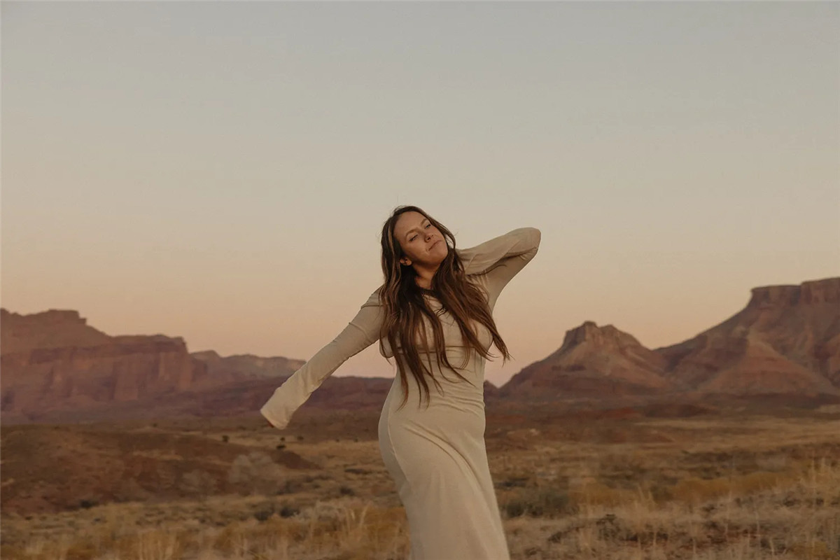 《瞬》真实情绪风格低像素氛围美感捕捉艺术摄影动态模糊效果LR预设 Meridian - Drift Motion Blur Lightroom Presets by India Earl 插件预设 第11张-素材湾丨精选海外优质设计素材资源 《瞬》真实情绪风格低像素氛围美感捕捉艺术摄影动态模糊效果LR预设 Meridian - Drift Motion Blur Lightroom Presets by India Earl 插件预设 sucaiwan.com