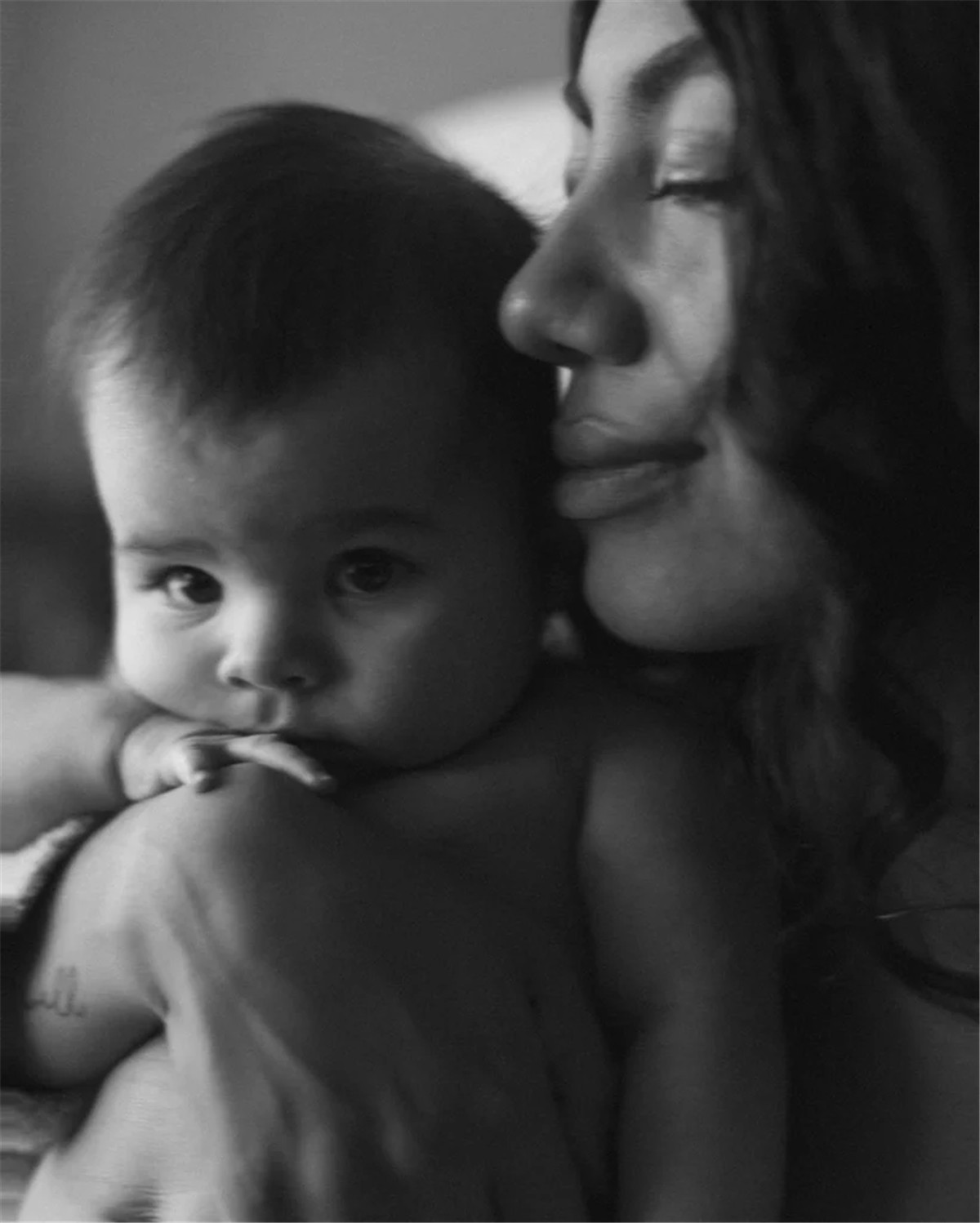 《瞬》真实情绪风格低像素氛围美感捕捉艺术摄影动态模糊效果LR预设 Meridian - Drift Motion Blur Lightroom Presets by India Earl 插件预设 第19张-素材湾丨精选海外优质设计素材资源 《瞬》真实情绪风格低像素氛围美感捕捉艺术摄影动态模糊效果LR预设 Meridian - Drift Motion Blur Lightroom Presets by India Earl 插件预设 sucaiwan.com