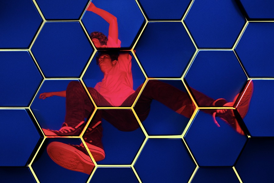 创意马赛克科技蜂窝玻璃效果人像图片修图PS特效滤镜插件样机模板 Hexagonal Photo Effect 样机素材 sucaiwan.com