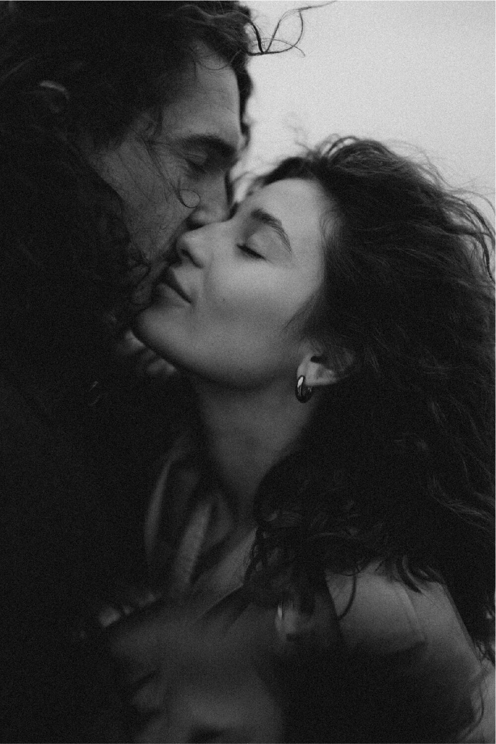 乌克兰摄影师Maley细腻爱情情绪风格人像摄影LR调色预设 Maleyphoto – Maley Presets 插件预设 第11张-素材湾丨精选海外优质设计素材资源 乌克兰摄影师Maley细腻爱情情绪风格人像摄影LR调色预设 Maleyphoto – Maley Presets 插件预设 sucaiwan.com