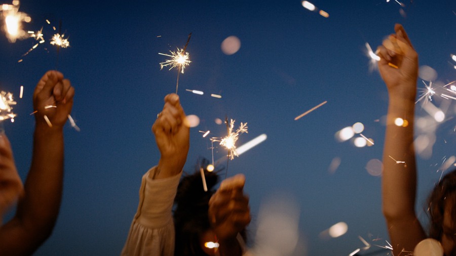 80+烟花镜头光晕金色光芒闪耀波光闪烁温暖氛围极简抽象真实镜头光晕视频效果 影视音频 第8张-素材湾丨精选海外优质设计素材资源 80+烟花镜头光晕金色光芒闪耀波光闪烁温暖氛围极简抽象真实镜头光晕视频效果 影视音频 sucaiwan.com