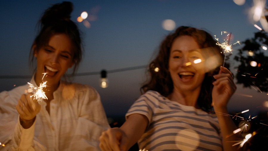 80+烟花镜头光晕金色光芒闪耀波光闪烁温暖氛围极简抽象真实镜头光晕视频效果 影视音频 第9张-素材湾丨精选海外优质设计素材资源 80+烟花镜头光晕金色光芒闪耀波光闪烁温暖氛围极简抽象真实镜头光晕视频效果 影视音频 sucaiwan.com