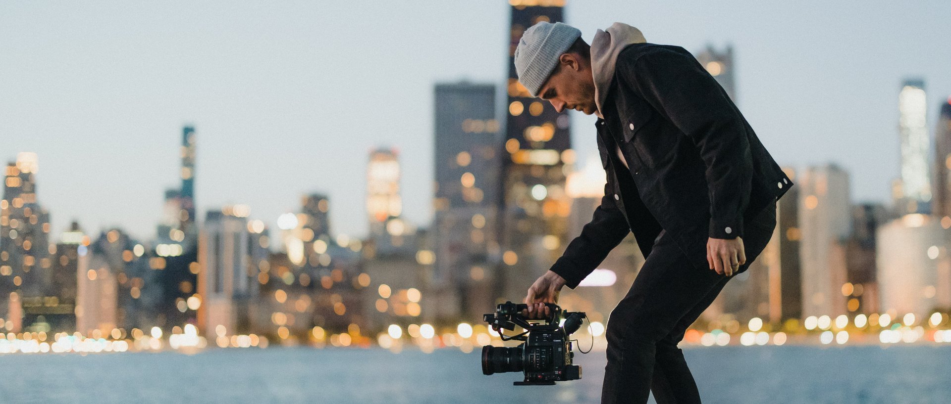 大师课程:婚礼电影制作灯光构图布景想法编辑全流程大师班 Eric Floberg - The Classroom — Wedding Filmmaking Masterclass 设计教程 第1张-素材湾丨精选海外优质设计素材资源 大师课程:婚礼电影制作灯光构图布景想法编辑全流程大师班 Eric Floberg - The Classroom — Wedding Filmmaking Masterclass 设计教程 sucaiwan.com