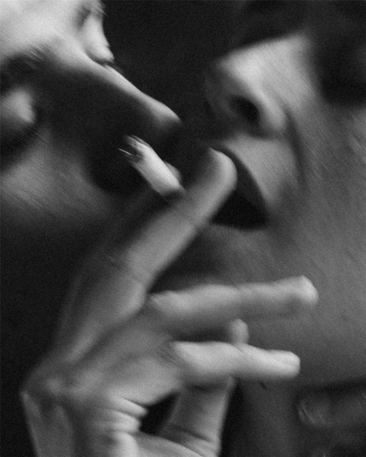 浪漫情绪美学电影色调颗粒感配方情侣人像摄影LR调色预设 Mark Deleon - Complete Pack 插件预设 第2张-素材湾丨精选海外优质设计素材资源 浪漫情绪美学电影色调颗粒感配方情侣人像摄影LR调色预设 Mark Deleon - Complete Pack 插件预设 sucaiwan.com