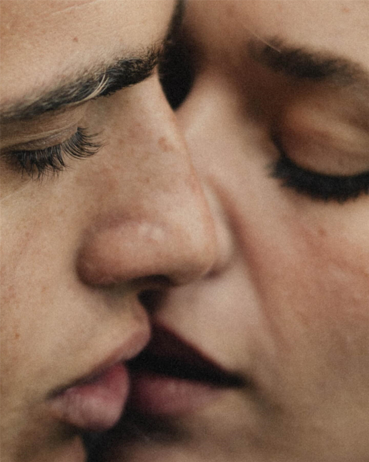 浪漫情绪美学电影色调颗粒感配方情侣人像摄影LR调色预设 Mark Deleon - Complete Pack 插件预设 第6张-素材湾丨精选海外优质设计素材资源 浪漫情绪美学电影色调颗粒感配方情侣人像摄影LR调色预设 Mark Deleon - Complete Pack 插件预设 sucaiwan.com