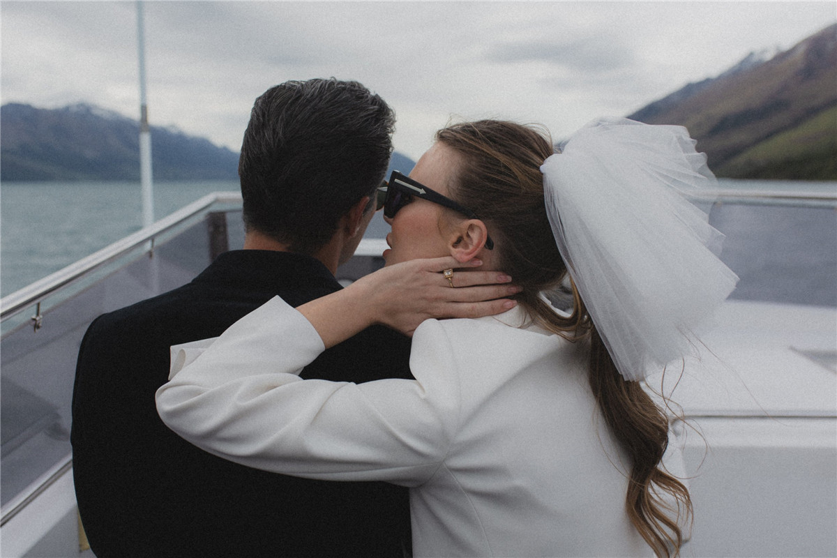 40种复古怀旧风格光泽纹理电影美学色调渐晕颗粒LR调色预设 Rebecca Lily - PRO SET VII 插件预设 第2张-素材湾丨精选海外优质设计素材资源 40种复古怀旧风格光泽纹理电影美学色调渐晕颗粒LR调色预设 Rebecca Lily - PRO SET VII 插件预设 sucaiwan.com