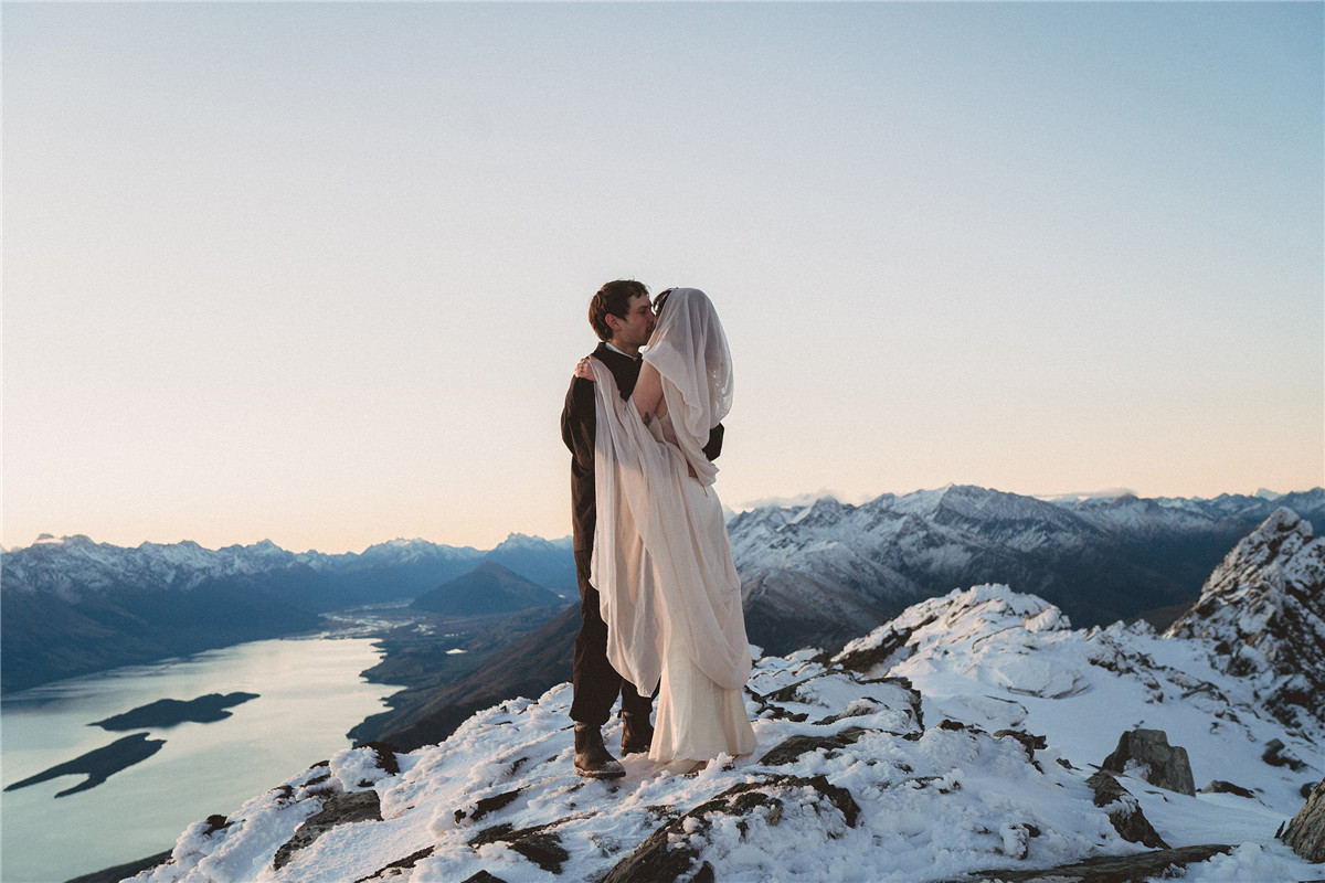 40种复古怀旧风格光泽纹理电影美学色调渐晕颗粒LR调色预设 Rebecca Lily - PRO SET VII 插件预设 第3张-素材湾丨精选海外优质设计素材资源 40种复古怀旧风格光泽纹理电影美学色调渐晕颗粒LR调色预设 Rebecca Lily - PRO SET VII 插件预设 sucaiwan.com