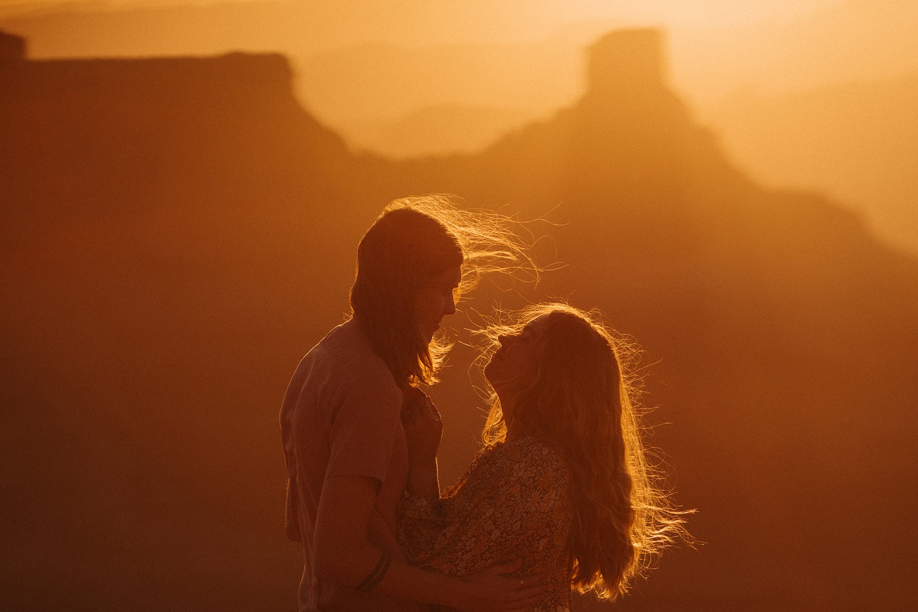 35款创意暖色调光晕耀斑玻璃反光效果情侣户外摄影照片调色Lightroom预设 Meridian – LLFx – India Earl – Solis Presets 插件预设 第1张-素材湾丨精选海外优质设计素材资源 35款创意暖色调光晕耀斑玻璃反光效果情侣户外摄影照片调色Lightroom预设 Meridian – LLFx – India Earl – Solis Presets 插件预设 sucaiwan.com