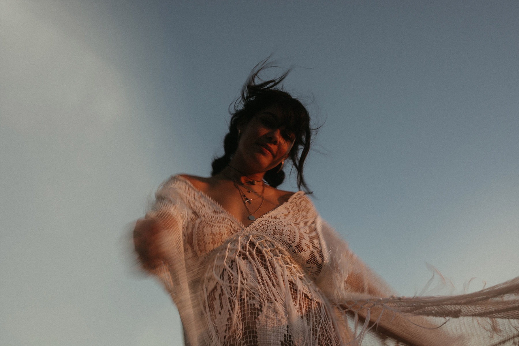 35款创意暖色调光晕耀斑玻璃反光效果情侣户外摄影照片调色Lightroom预设 Meridian – LLFx – India Earl – Solis Presets 插件预设 第3张-素材湾丨精选海外优质设计素材资源 35款创意暖色调光晕耀斑玻璃反光效果情侣户外摄影照片调色Lightroom预设 Meridian – LLFx – India Earl – Solis Presets 插件预设 sucaiwan.com