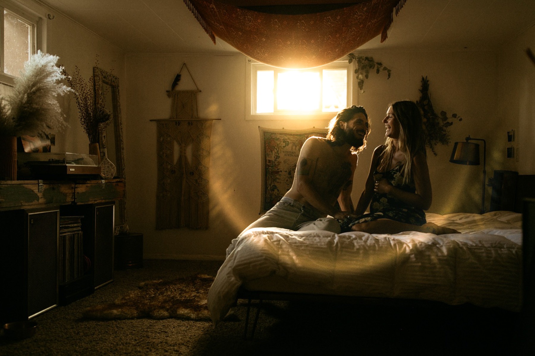 35款创意暖色调光晕耀斑玻璃反光效果情侣户外摄影照片调色Lightroom预设 Meridian – LLFx – India Earl – Solis Presets 插件预设 第4张-素材湾丨精选海外优质设计素材资源 35款创意暖色调光晕耀斑玻璃反光效果情侣户外摄影照片调色Lightroom预设 Meridian – LLFx – India Earl – Solis Presets 插件预设 sucaiwan.com