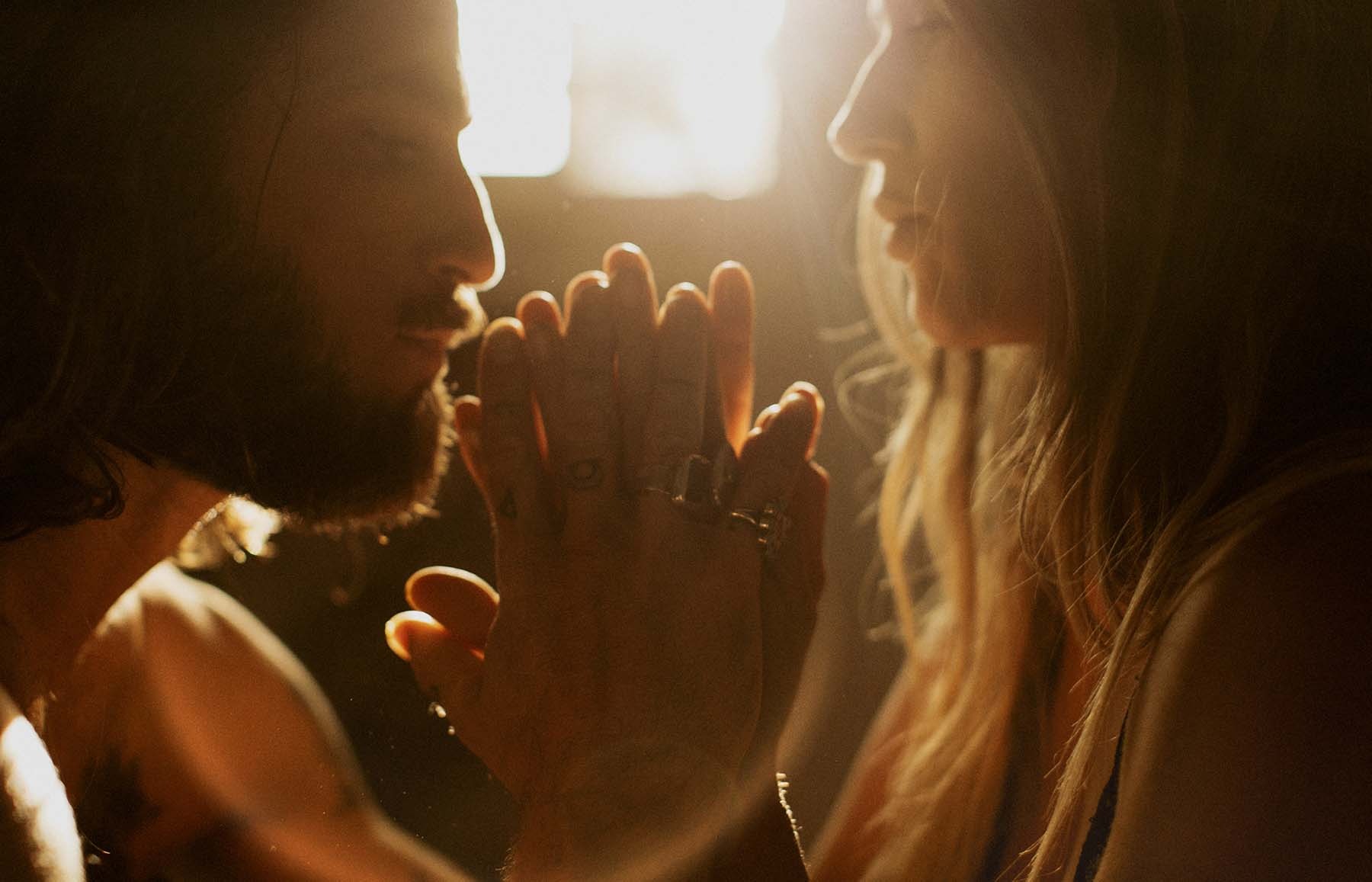 35款创意暖色调光晕耀斑玻璃反光效果情侣户外摄影照片调色Lightroom预设 Meridian – LLFx – India Earl – Solis Presets 插件预设 第5张-素材湾丨精选海外优质设计素材资源 35款创意暖色调光晕耀斑玻璃反光效果情侣户外摄影照片调色Lightroom预设 Meridian – LLFx – India Earl – Solis Presets 插件预设 sucaiwan.com