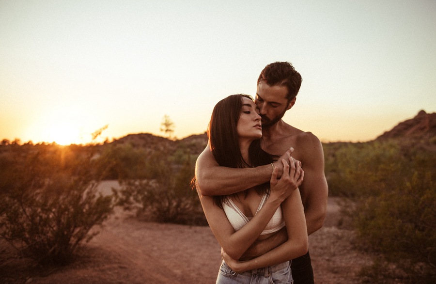 26款情绪化温暖暖色调情侣户外摄影照片调色Lightroom预设 Embrace Presets – Wild Hearts Wander Collection 插件预设 sucaiwan.com