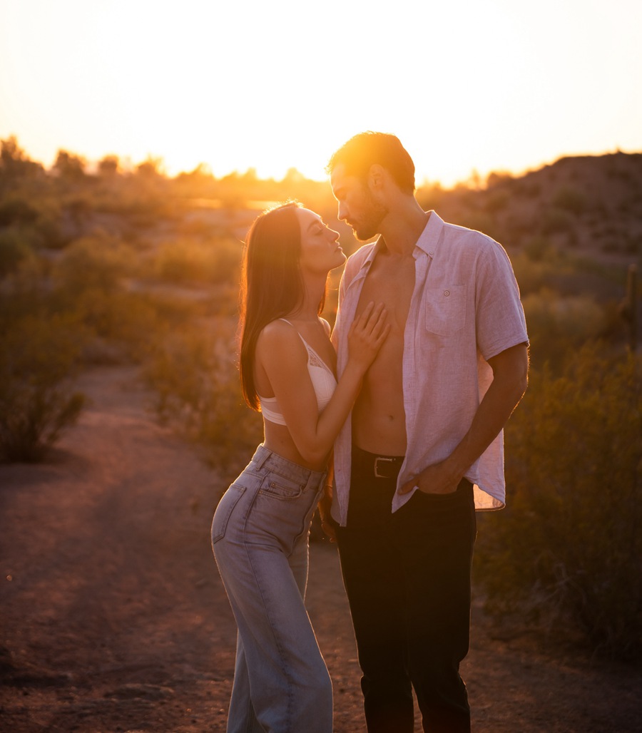 26款情绪化温暖暖色调情侣户外摄影照片调色Lightroom预设 Embrace Presets – Wild Hearts Wander Collection 插件预设 sucaiwan.com