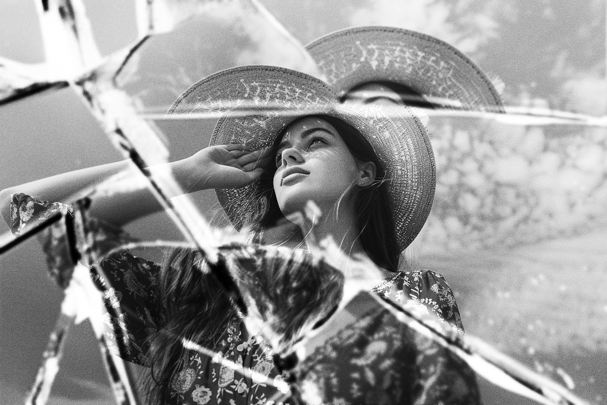 潮流扭曲故障玻璃破碎人像照片修图PS特效滤镜插件样机素材 Shattered Mirror Photo Effect 插件预设 第3张-素材湾丨精选海外优质设计素材资源 潮流扭曲故障玻璃破碎人像照片修图PS特效滤镜插件样机素材 Shattered Mirror Photo Effect 插件预设 sucaiwan.com