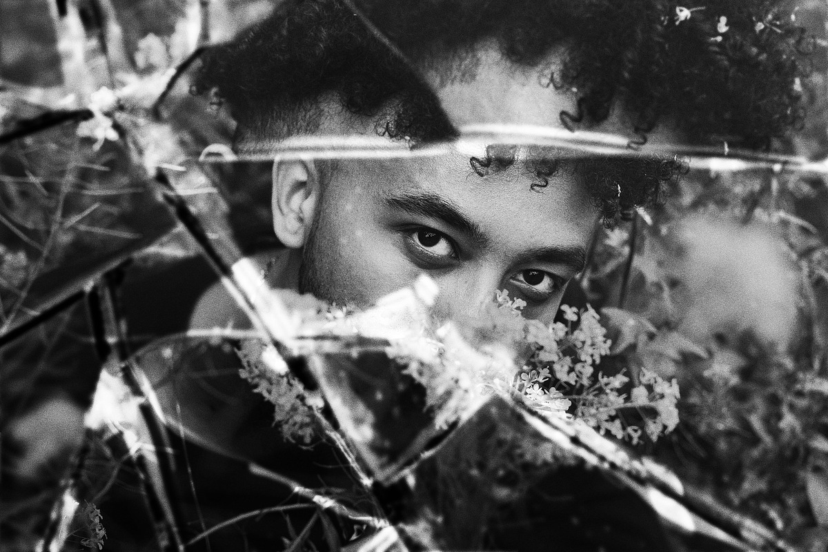 潮流扭曲故障玻璃破碎人像照片修图PS特效滤镜插件样机素材 Shattered Mirror Photo Effect 插件预设 第5张-素材湾丨精选海外优质设计素材资源 潮流扭曲故障玻璃破碎人像照片修图PS特效滤镜插件样机素材 Shattered Mirror Photo Effect 插件预设 sucaiwan.com