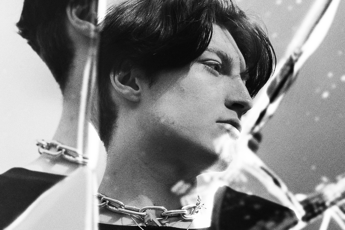 潮流扭曲故障玻璃破碎人像照片修图PS特效滤镜插件样机素材 Shattered Mirror Photo Effect 插件预设 第7张-素材湾丨精选海外优质设计素材资源 潮流扭曲故障玻璃破碎人像照片修图PS特效滤镜插件样机素材 Shattered Mirror Photo Effect 插件预设 sucaiwan.com