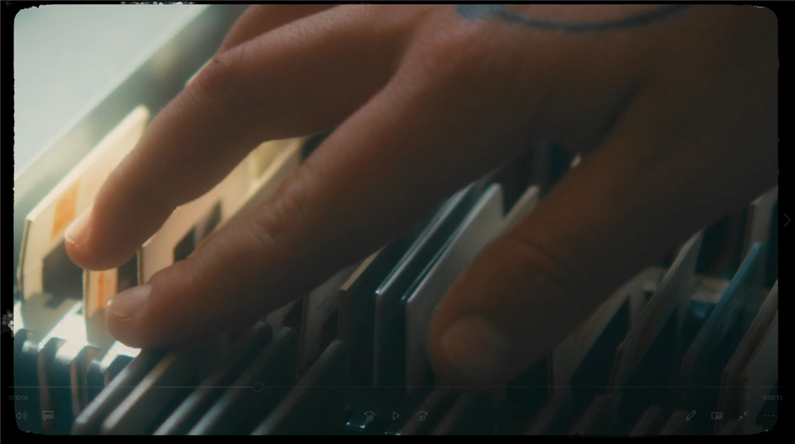 Blindusk 复古胶片打孔划痕薄膜燃烧过渡转场视频素材 Punch Hole Transitions 影视音频 第5张-素材湾丨精选海外优质设计素材资源 Blindusk 复古胶片打孔划痕薄膜燃烧过渡转场视频素材 Punch Hole Transitions 影视音频 sucaiwan.com