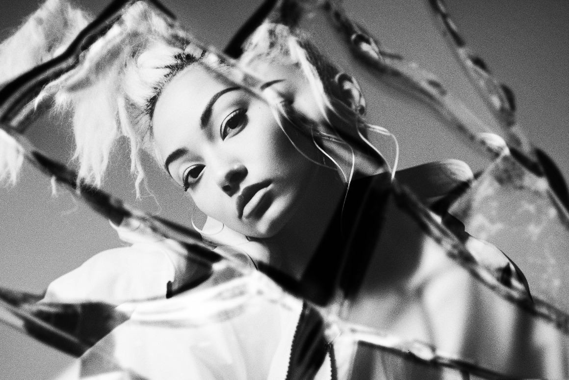 潮流扭曲故障失真玻璃破碎照片效果PS特效滤镜插件样机模板设计素材 Broken Mirror Photo Effect 插件预设 sucaiwan.com