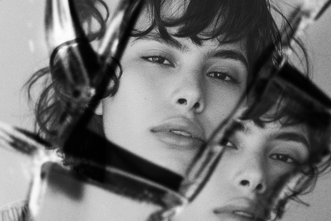 潮流扭曲故障失真玻璃破碎照片效果PS特效滤镜插件样机模板设计素材 Broken Mirror Photo Effect 插件预设 sucaiwan.com