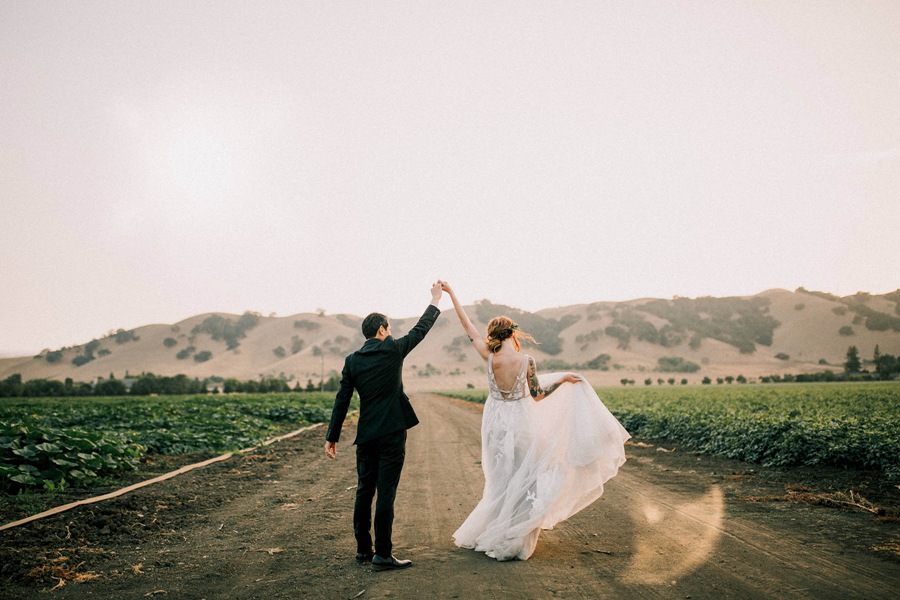 30组温暖橙色色调镜头光晕情侣婚礼户外摄影照片调色Lightroom预设包 Meridian – LLFx – Meg Loeks – Lens Flare V1 插件预设 第3张-素材湾丨精选海外优质设计素材资源 30组温暖橙色色调镜头光晕情侣婚礼户外摄影照片调色Lightroom预设包 Meridian – LLFx – Meg Loeks – Lens Flare V1 插件预设 sucaiwan.com