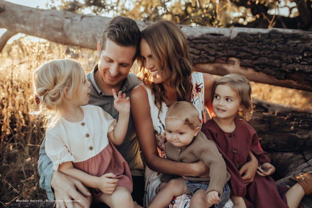 柔和色调暖色情侣婚礼家庭户外摄影照片调色Lightroom预设 Embrace Nation – Wanderlust Collection 插件预设 第9张-素材湾丨精选海外优质设计素材资源 柔和色调暖色情侣婚礼家庭户外摄影照片调色Lightroom预设 Embrace Nation – Wanderlust Collection 插件预设 sucaiwan.com