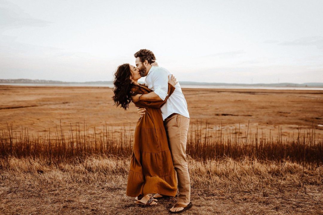 柔和色调暖色情侣婚礼家庭户外摄影照片调色Lightroom预设 Embrace Nation – Wanderlust Collection 插件预设 第10张-素材湾丨精选海外优质设计素材资源 柔和色调暖色情侣婚礼家庭户外摄影照片调色Lightroom预设 Embrace Nation – Wanderlust Collection 插件预设 sucaiwan.com