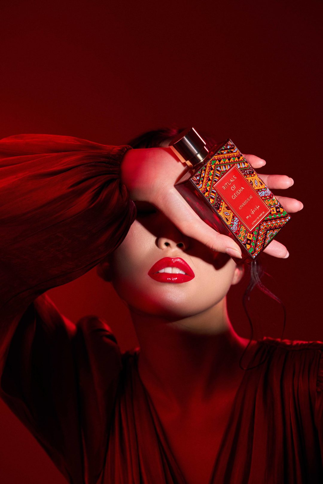 大师课程 女性化专业电商产品人物模特摄影后期修图视频教程 Crina Popescu – Fotografia de produs pe fundal alb & creativă 设计教程 第7张-素材湾丨精选海外优质设计素材资源 大师课程 女性化专业电商产品人物模特摄影后期修图视频教程 Crina Popescu – Fotografia de produs pe fundal alb & creativă 设计教程 sucaiwan.com