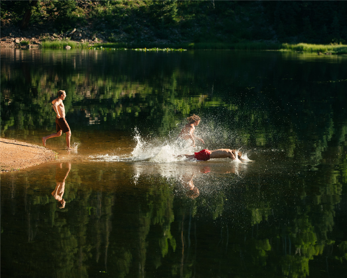 Forrest Mankins 14个复古电影风格情绪色调模拟胶片LR预设 FM Vintage Lightroom Presets 插件预设 第9张-素材湾丨精选海外优质设计素材资源 Forrest Mankins 14个复古电影风格情绪色调模拟胶片LR预设 FM Vintage Lightroom Presets 插件预设 sucaiwan.com