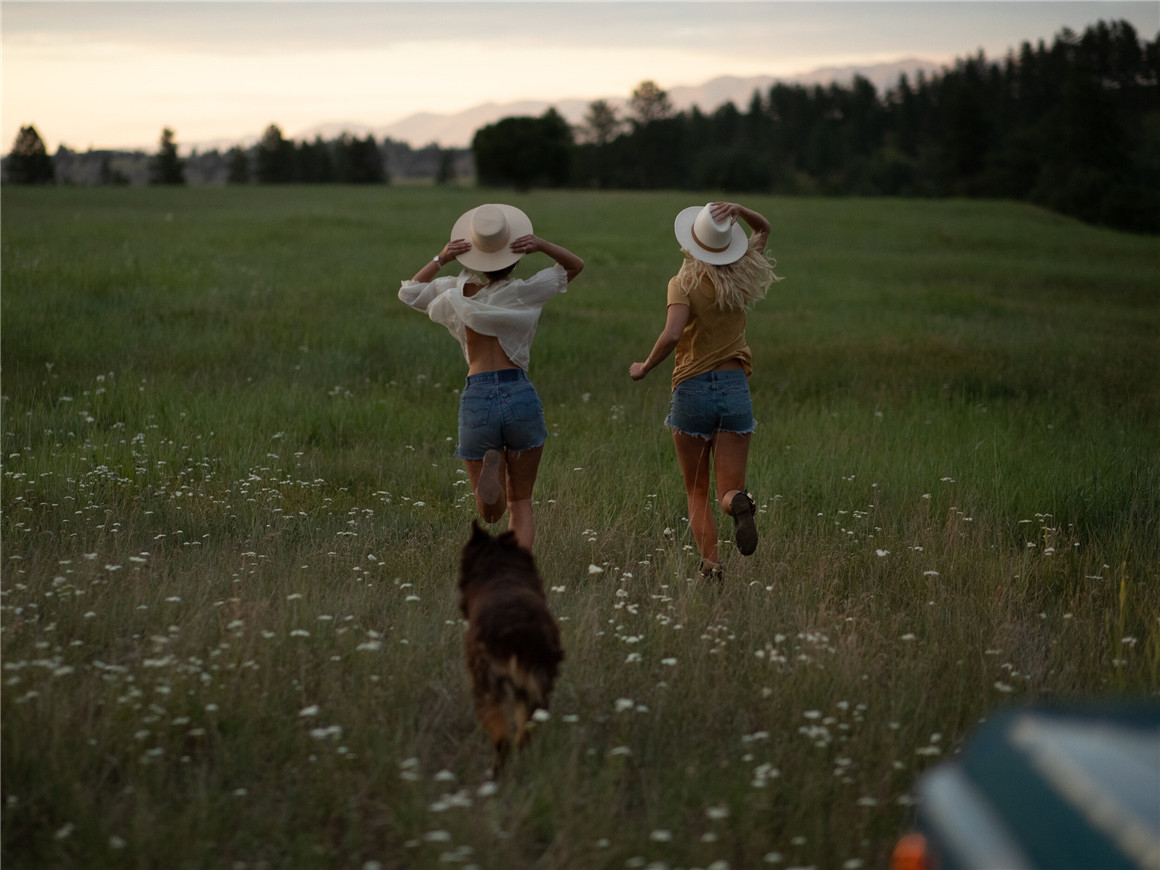 Forrest Mankins 14个复古电影风格情绪色调模拟胶片LR预设 FM Vintage Lightroom Presets 插件预设 第12张-素材湾丨精选海外优质设计素材资源 Forrest Mankins 14个复古电影风格情绪色调模拟胶片LR预设 FM Vintage Lightroom Presets 插件预设 sucaiwan.com