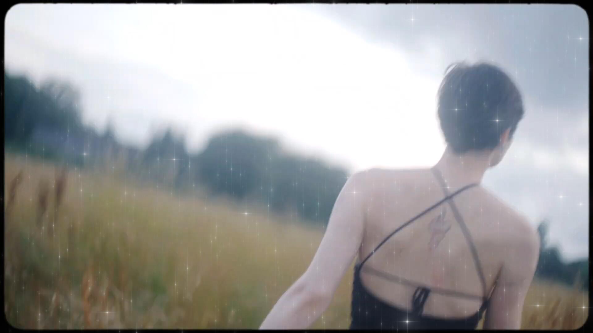 视频素材:35款复古Y2K艺术星芒光芒闪光镜头光晕闪烁漂浮发光坠落4K视频素材套装 Studio AAA – Falling Stars 影视音频 第9张-素材湾丨精选海外优质设计素材资源 视频素材:35款复古Y2K艺术星芒光芒闪光镜头光晕闪烁漂浮发光坠落4K视频素材套装 Studio AAA – Falling Stars 影视音频 sucaiwan.com