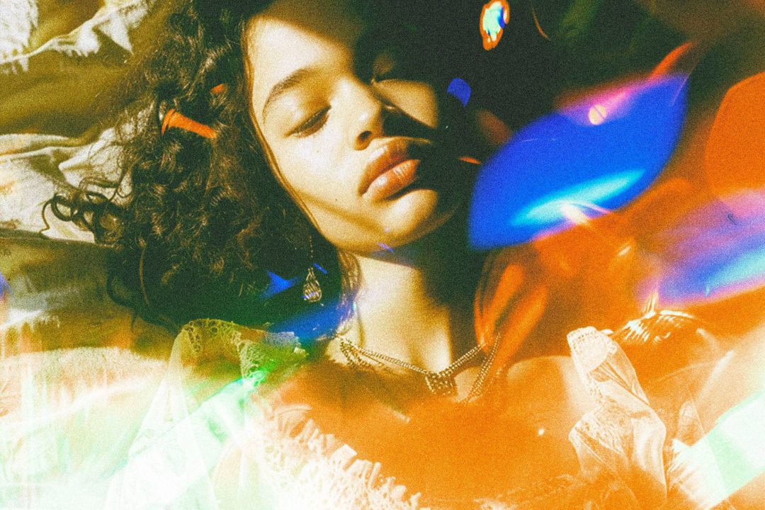 迷幻棱镜反射漏光颗粒纹理照片效果人像照片PS特效样机模板 Retro Lights Photo Effect 插件预设 第5张-素材湾丨精选海外优质设计素材资源 迷幻棱镜反射漏光颗粒纹理照片效果人像照片PS特效样机模板 Retro Lights Photo Effect 插件预设 sucaiwan.com