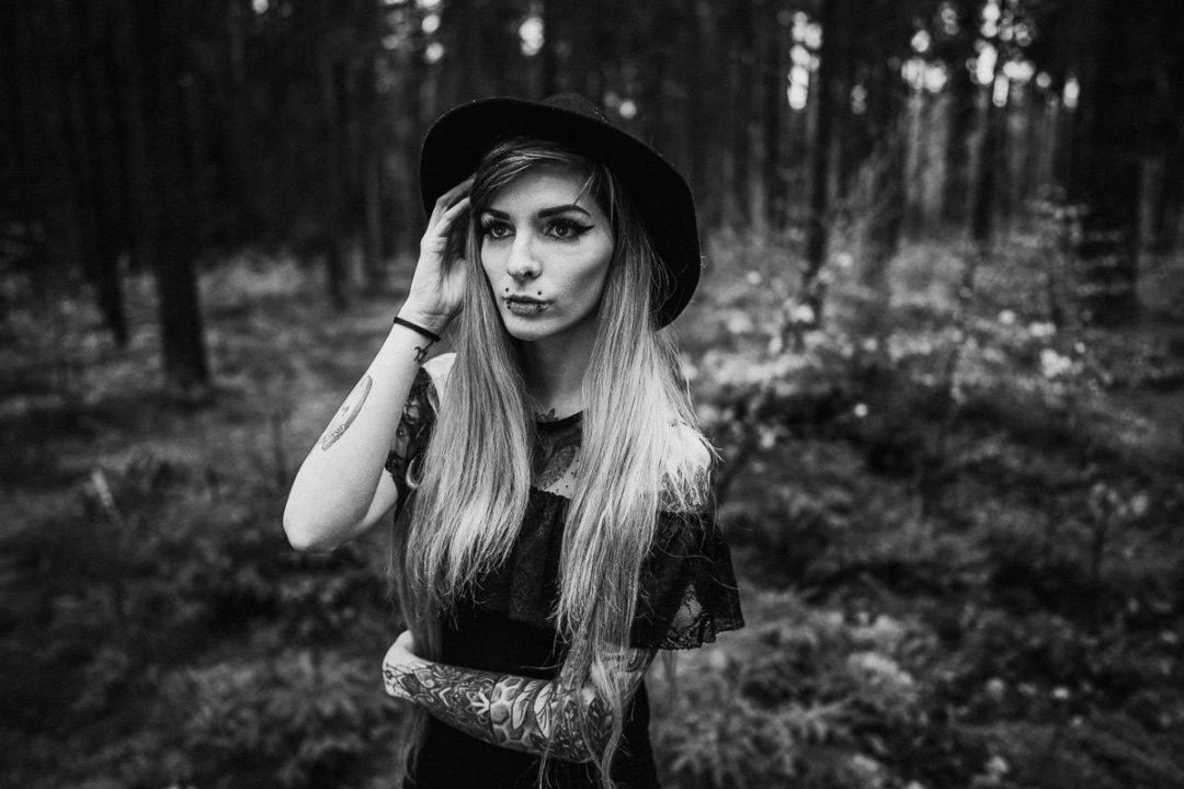 英伦欧风温暖棕色调情侣婚礼户外摄影照片调色Lightroom预设 Tho Pack Moody Presets and Profiles 插件预设 第16张-素材湾丨精选海外优质设计素材资源 英伦欧风温暖棕色调情侣婚礼户外摄影照片调色Lightroom预设 Tho Pack Moody Presets and Profiles 插件预设 sucaiwan.com