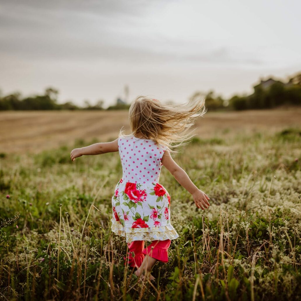 电影外观温暖蓝色调婚礼照片调色Lightroom预设 Sven Malojlo – SMAL WILD PRESETS 插件预设 第16张-素材湾丨精选海外优质设计素材资源 电影外观温暖蓝色调婚礼照片调色Lightroom预设 Sven Malojlo – SMAL WILD PRESETS 插件预设 sucaiwan.com