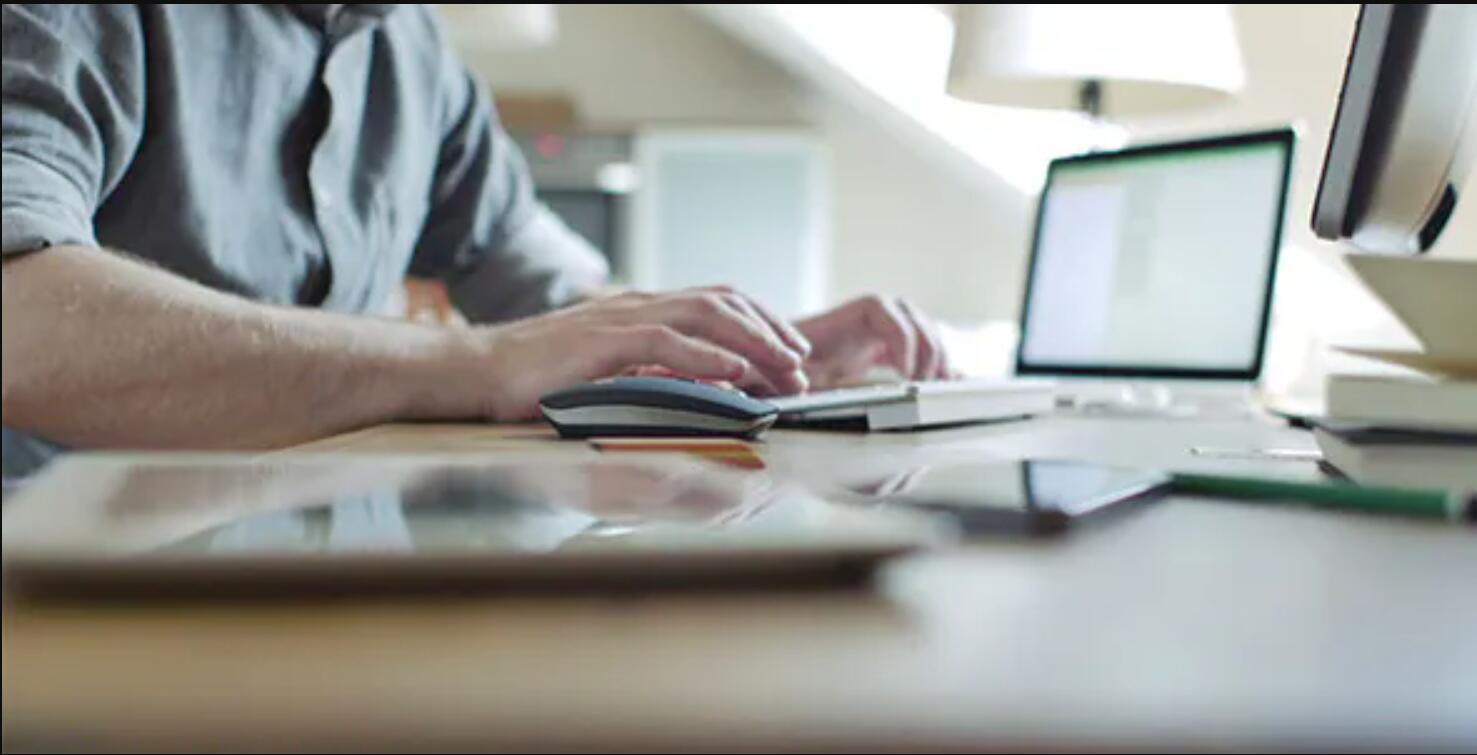 视频素材:在工作室敲键盘工作的自由职业者 , 第1张-素材湾丨精选海外优质设计素材资源 视频素材:在工作室敲键盘工作的自由职业者 , sucaiwan.com