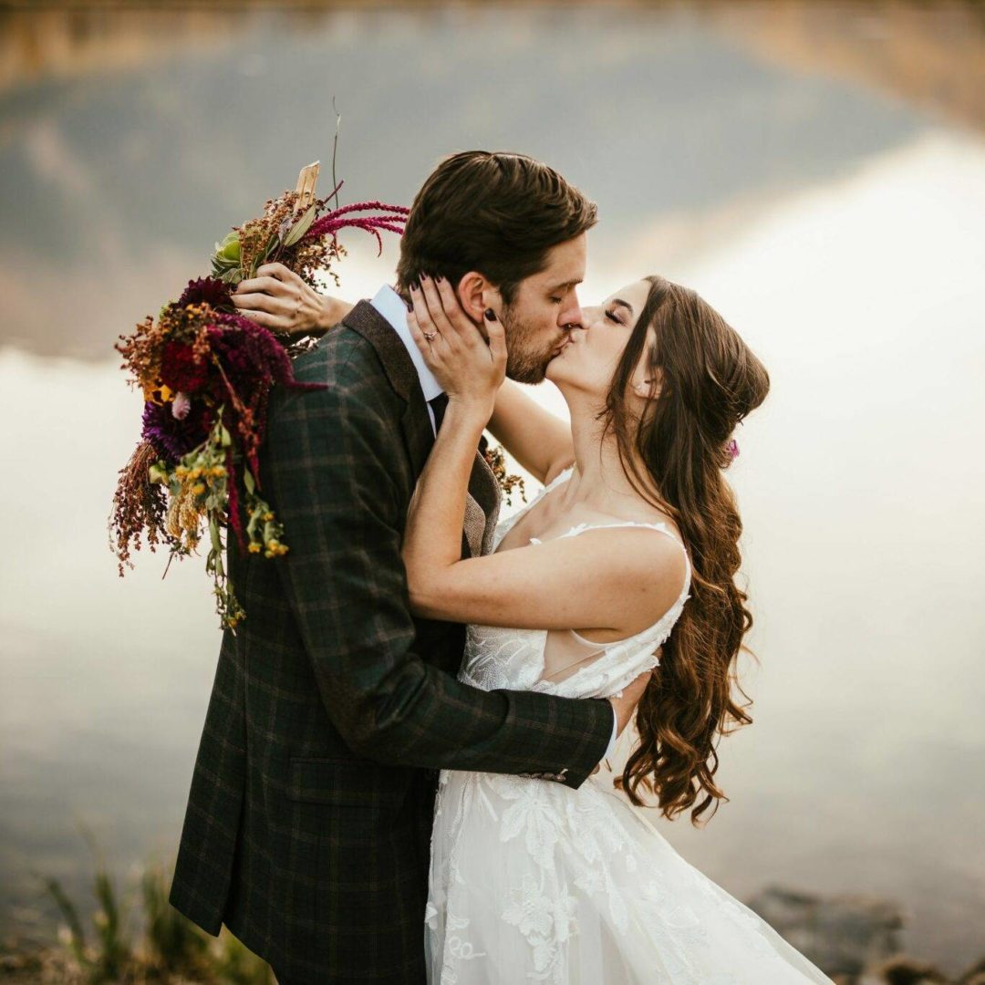 真实活力温暖色调橙色情侣婚礼照片调色Lightroom预设 Sven Malojlo – Unblemished Presets and Helpers 插件预设 第9张-素材湾丨精选海外优质设计素材资源 真实活力温暖色调橙色情侣婚礼照片调色Lightroom预设 Sven Malojlo – Unblemished Presets and Helpers 插件预设 sucaiwan.com