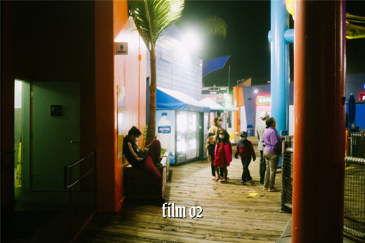 Serr 复古35mm真实电影胶片模拟颗粒光晕夜间弱光暗调场景夜景街拍人文纪实扫街摄影LR预设包 Film Texture 插件预设 第4张-素材湾丨精选海外优质设计素材资源 Serr 复古35mm真实电影胶片模拟颗粒光晕夜间弱光暗调场景夜景街拍人文纪实扫街摄影LR预设包 Film Texture 插件预设 sucaiwan.com