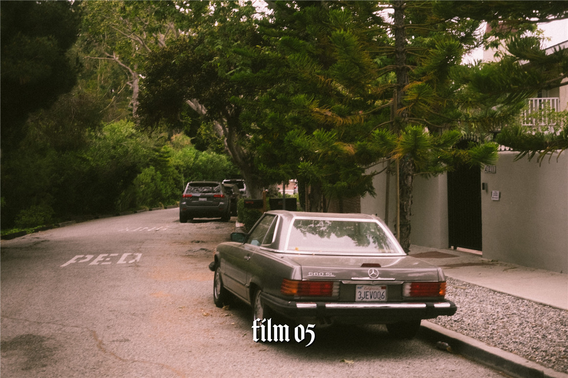 Serr 复古35mm真实电影胶片模拟颗粒光晕夜间弱光暗调场景夜景街拍人文纪实扫街摄影LR预设包 Film Texture 插件预设 第7张-素材湾丨精选海外优质设计素材资源 Serr 复古35mm真实电影胶片模拟颗粒光晕夜间弱光暗调场景夜景街拍人文纪实扫街摄影LR预设包 Film Texture 插件预设 sucaiwan.com