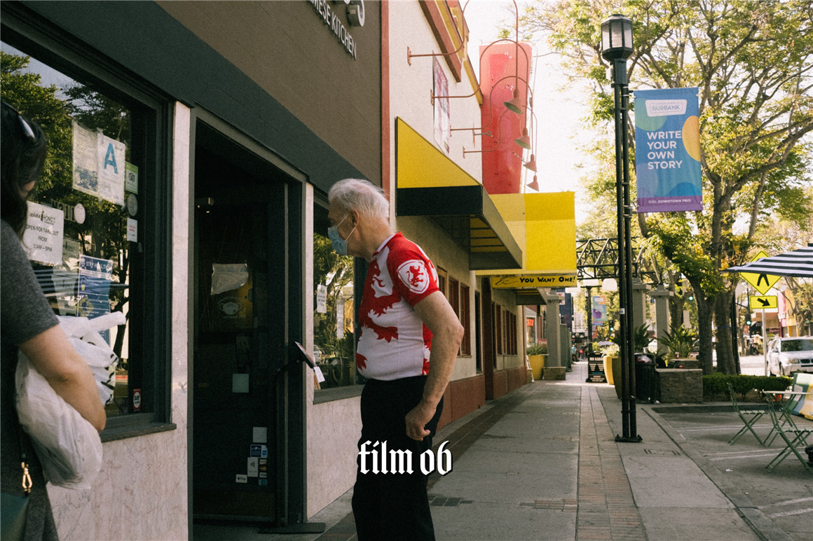 Serr 复古35mm真实电影胶片模拟颗粒光晕夜间弱光暗调场景夜景街拍人文纪实扫街摄影LR预设包 Film Texture 插件预设 第8张-素材湾丨精选海外优质设计素材资源 Serr 复古35mm真实电影胶片模拟颗粒光晕夜间弱光暗调场景夜景街拍人文纪实扫街摄影LR预设包 Film Texture 插件预设 sucaiwan.com