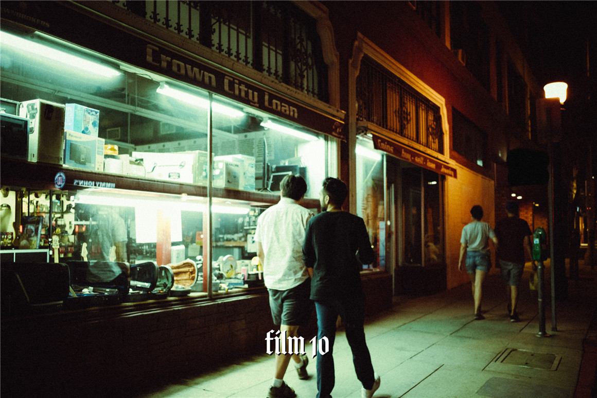 Serr 复古35mm真实电影胶片模拟颗粒光晕夜间弱光暗调场景夜景街拍人文纪实扫街摄影LR预设包 Film Texture 插件预设 第12张-素材湾丨精选海外优质设计素材资源 Serr 复古35mm真实电影胶片模拟颗粒光晕夜间弱光暗调场景夜景街拍人文纪实扫街摄影LR预设包 Film Texture 插件预设 sucaiwan.com