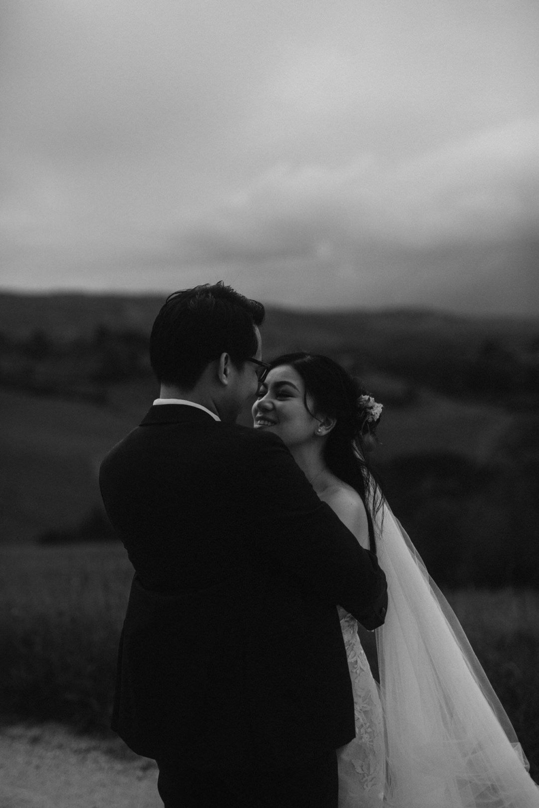 真实情绪化柔和暖色橙色黑白色调婚礼照片调色Lightroom预设包 Legacy Presets – Francesca Angrisano – Poetico 插件预设 第18张-素材湾丨精选海外优质设计素材资源 真实情绪化柔和暖色橙色黑白色调婚礼照片调色Lightroom预设包 Legacy Presets – Francesca Angrisano – Poetico 插件预设 sucaiwan.com